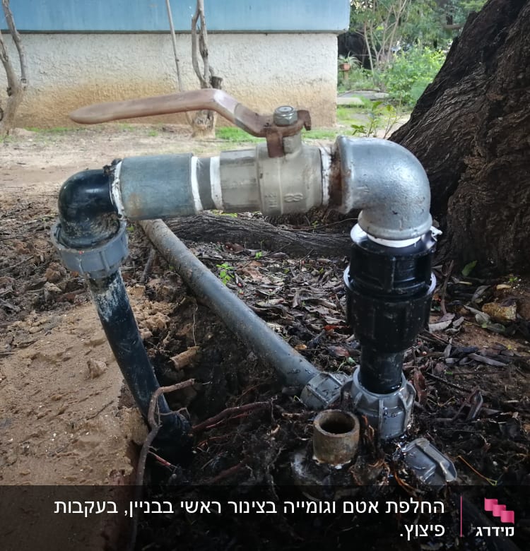 צינור מים עם ברז ומחברים בגינה